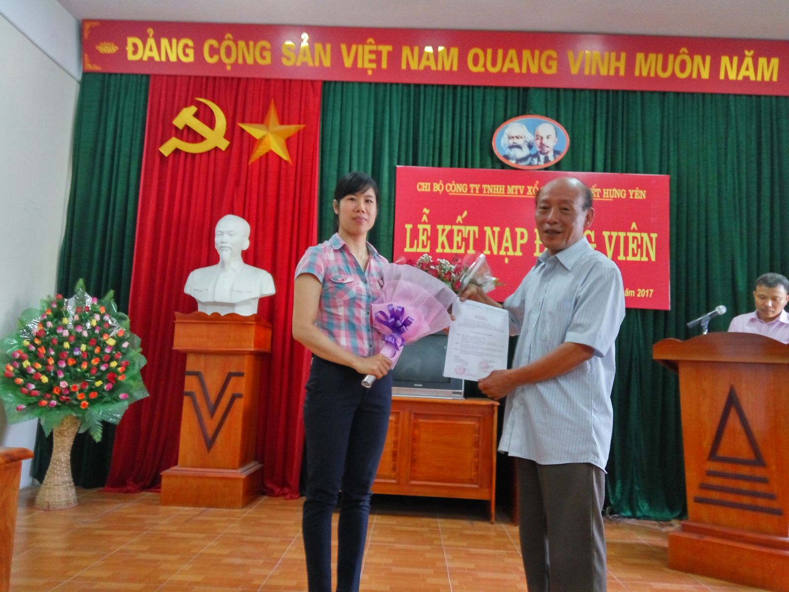 Đồng chí Nguyễn Đăng Lộc - Bí thi chi bộ đã trao quyết định kết nạp Đảng viên mới cho đồng chí Nguyễn Thị Thương
