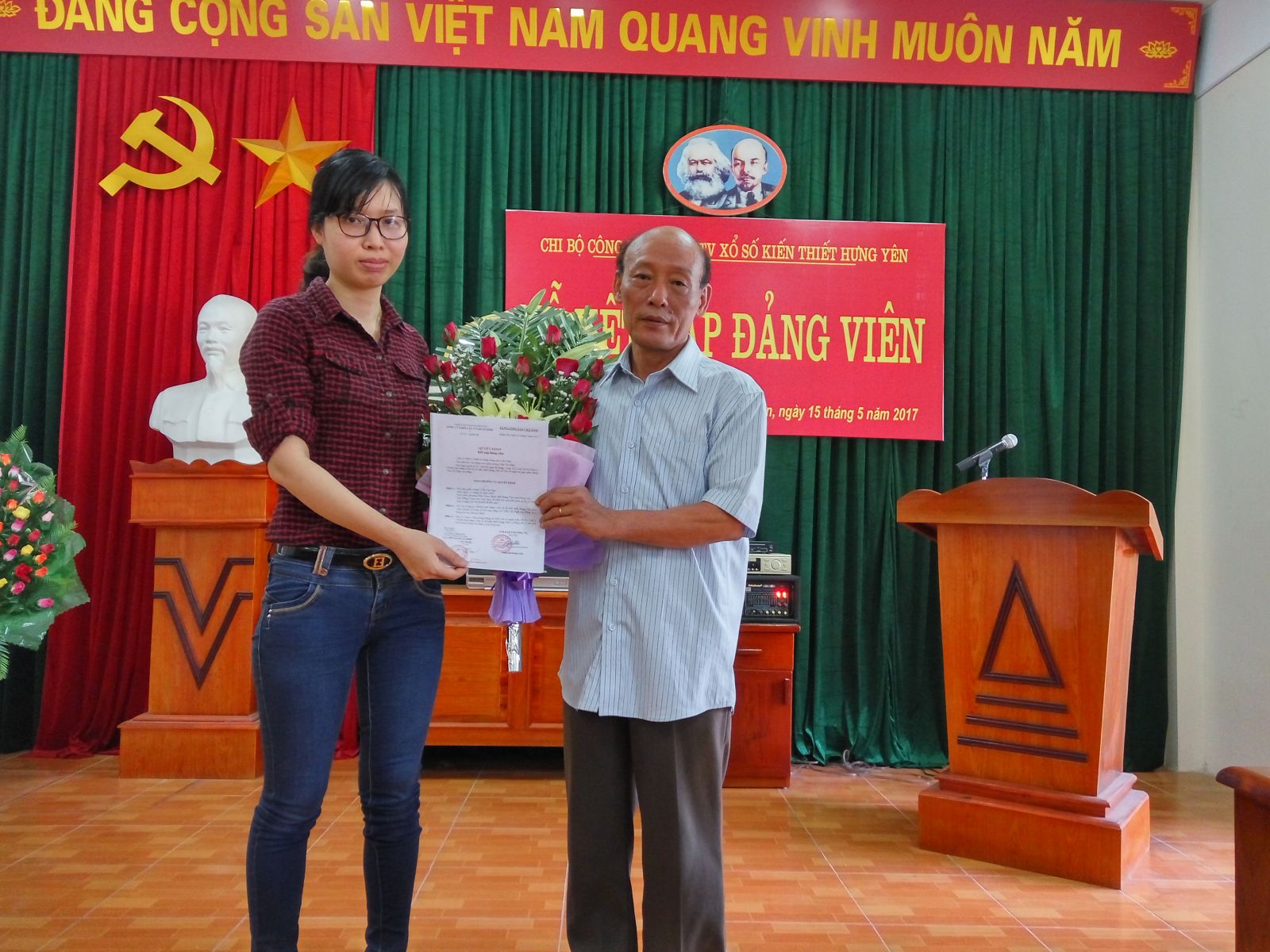 Đồng chí Nguyễn Đăng Lộc - Bí thi chi bộ đã trao quyết định kết nạp Đảng viên mới cho đồng chí Trần Thị Ngát